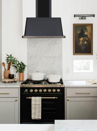 30" ILVE Majestic Wall Mount Convertible Range Hood in Glossy Black - UAM76BK