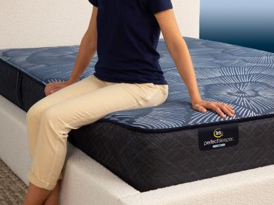 Serta Smooth Top Firm Mattress - Hybrid Silver Streak (K)